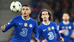 Bek Chelsea, Thiago Silva mengontrol bola saat menghadapi RB Salzburg dalam laga fase Grup E Liga Champions 2022/2023 di Salzburg, Austria (25/10/2022). Thiago Silva menjadi pemain tertua kelima di fase grup Liga Champions 2022/2023 saat diturunkan Chelsea menghadapi Dinamo Zagreb (2/11/2022) ia telah berusia 38 tahun, 1 bulan dan 11 hari. (AFP/Joe Klamar)