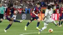 Pemain Barcelona, Jules Kounde mencetak gol penentu kemenangan ke gawang Real Madrid dalam laga final Copa Del Rey di La Cartuja stadium, Sevilla, Spanyol. (AFP/Pierre-Philippe Marcou)