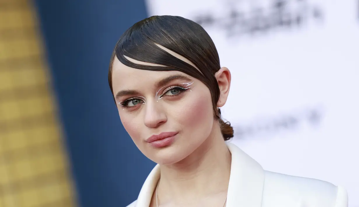 Aktris AS Joey King menghadiri pemutaran perdana "Bullet Train" di Los Angeles di teater Regency Village di Westwood, California (1/8/2022). Joey King tampil memukau dalam balutan gaun putih. (AFP Photo/Michael Tran)