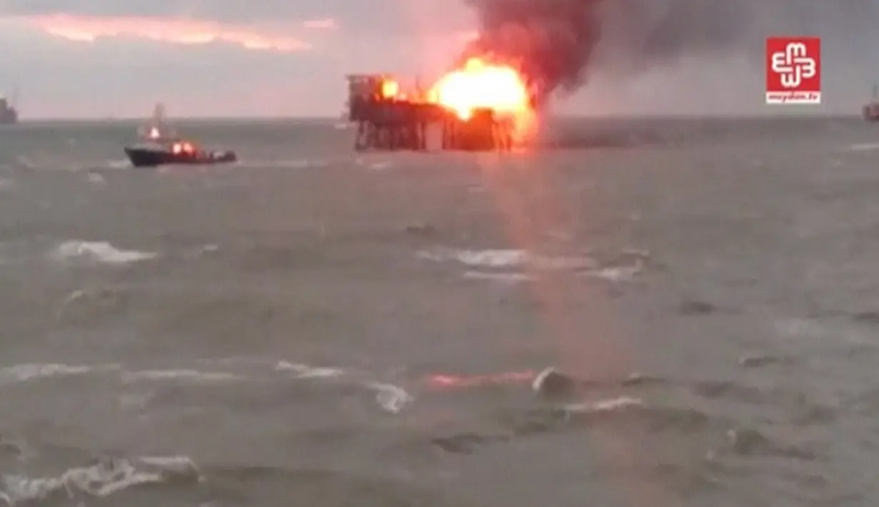 Sebuah gambar menampilkan suatu kilang minyak diatas laut yang terbakar di Laut Kaspia, Azerbaijan, (5/12).Menurut pihak terkait setempat peristiwa tersebut menewakan 32 pekerja. (Reuters)