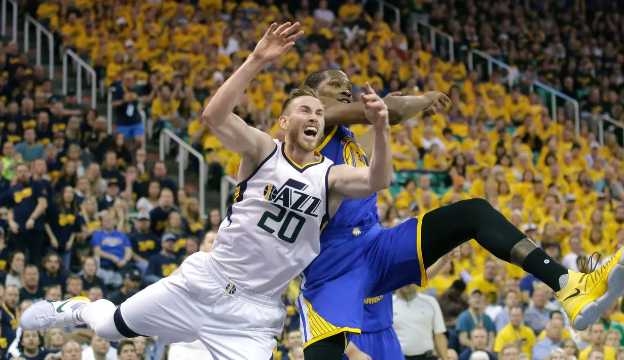 Kevin Durant melakukan pelanggaran atas pemain Utah Jazz, Gordon Hayward saat pertandingan Semifinal Wilayah Barat Playoffs NBA 2017 di Salt Lake City (5/6). (AP Photo/Rick Bowmer)
