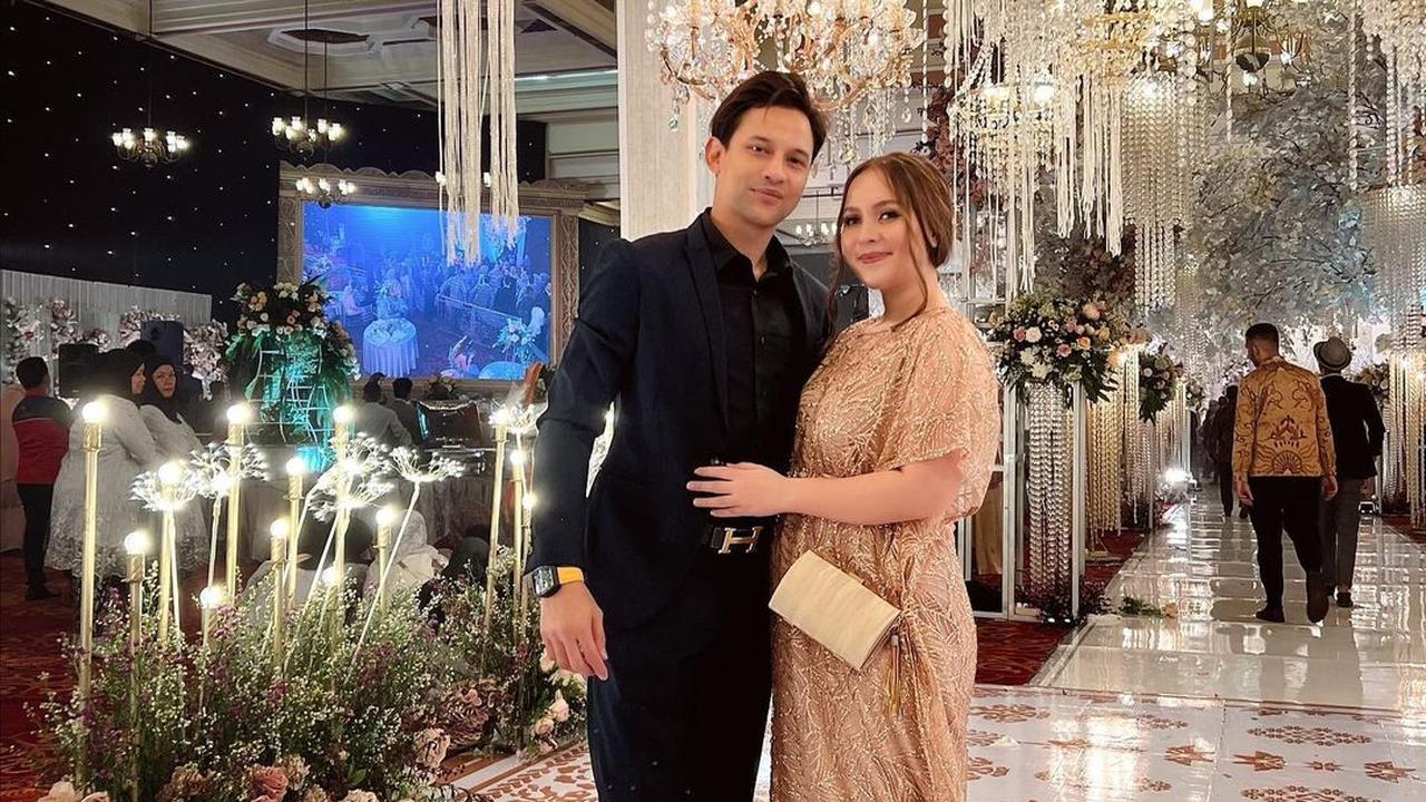 6 Gaya Lucky Perdana dan Lidi Brugman saat Kondangan yang Curi Perhatian