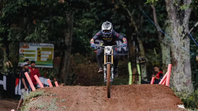 Rendy Varera Sanjaya Berjaya di Seri 2 Indonesian Downhill 2024