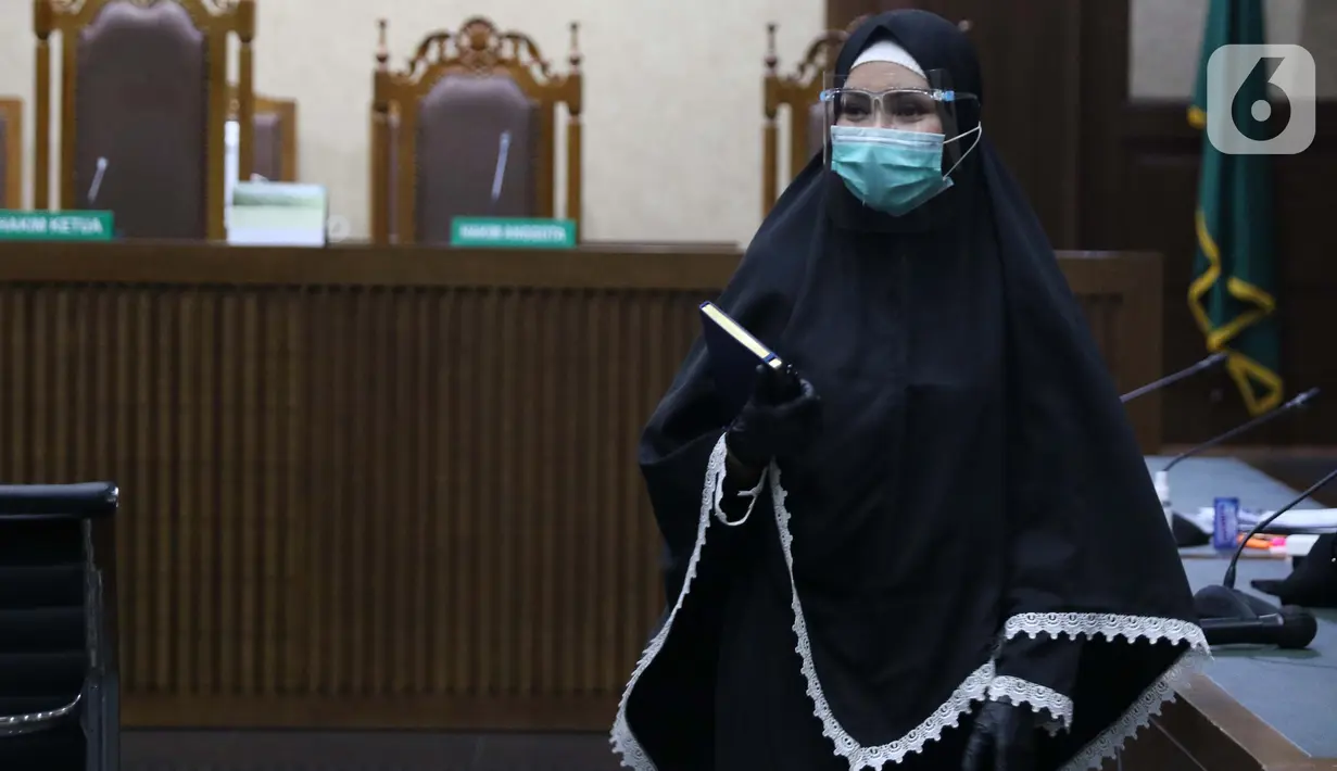 Terdakwa dugaan suap dan tindak pidana pencucian uang terkait kepengurusan fatwa untuk Djoko Tjandra di Mahkamah Agung, Pinangki Sirna Malasari usai menjalani sidang lanjutan di Pengadilan Tipikor Jakarta, Senin (2/11/2020). Sidang mendengar keterangan saksi-saksi. (Liputan6.com/Helmi Fithriansyah)