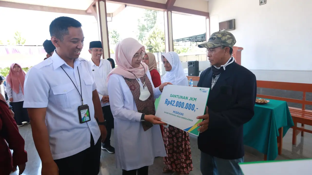 Bupati Banyuwangi Ipuk Fiestiandani serahkan santunan kepada ahli waris kader Posyandu yang meninggal dunia (Istimewa)