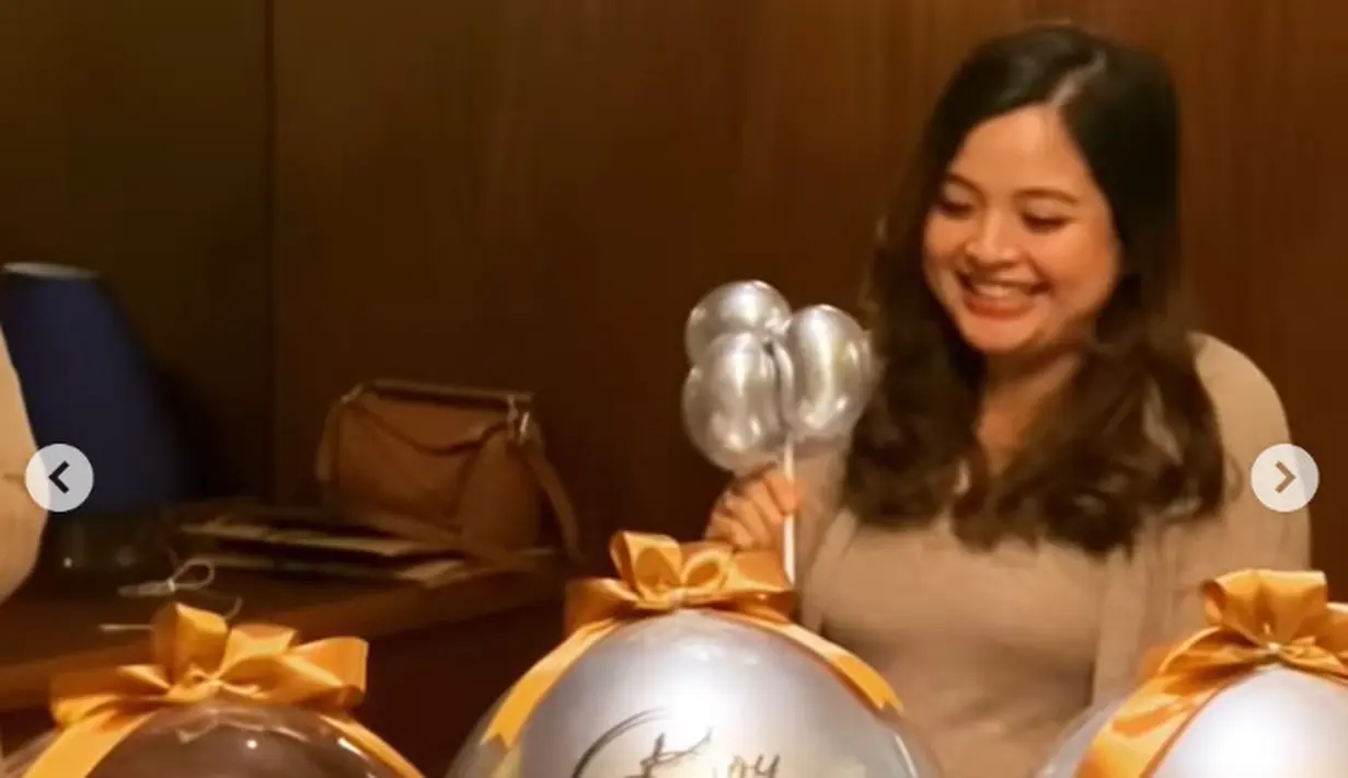 Tasya Kamila saat hendak memecahkan balon. [Foto: Instagram/ tasyakamila]