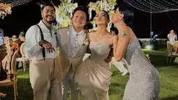 Saat di Jakarta, penampilan bridesmaid yang terdiri dari sahabat dan alumni Indonesian Idol begitu mencuri perhatian publik. Begitu pula acara di Bali. Namun, kali ini bukan hanya bridesmaid-nya saja yang jadi sorotan, tetapi juga kehadiran Onadio yang menjadi salah satu groomsmen. (Liputan6.com/IG/@bebyleonardo)