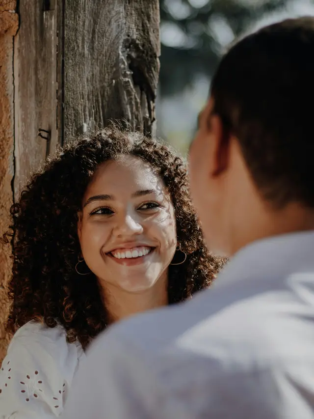 2. Bahasa Tubuh yang Terbuka dan Menghadap ke Arahmu