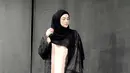 Tampil dengan gamis hitam yang dipadukan warna nude, gaya Mulan Jameela ini bisa dipakai di acara formal ataupun santai. Dirinya juga memilih menggunakan hijab dengan model yang cukup simpel pada penampilannya. (Liputan6.com/IG/@mulanjameela1)