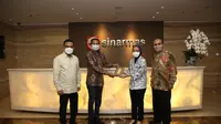 Penyerahan secara simbolis Alquran yang akan diwakafkan ke Sumatera Utara hingga Nusa Tenggara Barat (NTB) pada Jumat (1/4)/Istimewa.