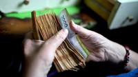 Pemerintah Argentina mendevaluasi atau membiarkan mata uang peso anjlok lebih dari 50 persen menjadi 801 per dolar pada Rabu (13/12/2023). Hal ini dilakukan demi mengembalikan perekonomian Argentina ke jalur yang benar melalui rencana Presiden Javier Milei. (AP Photo/Natacha Pisarenko, File)