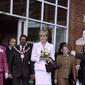 Putri Diana tiba di Rumah Sakit Nasional untuk Neurologi dan Bedah Saraf di London Pusat, pada 6 Maret 1996. Ini adalah kunjungan resmi pertama yang dihadirinya sejak bercerai dari Pangeran Charles. (GERRY PENNY / AFP)