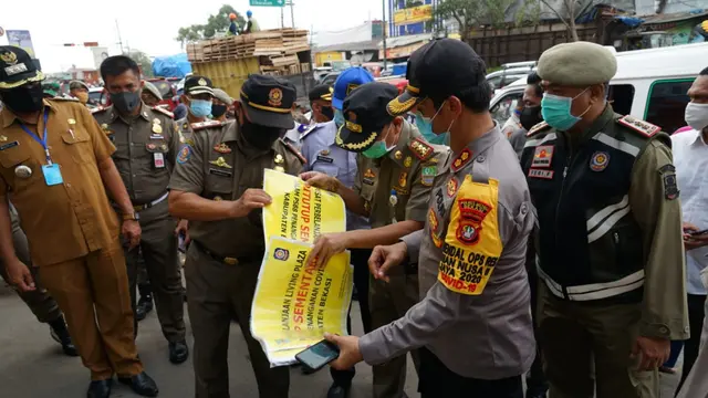 Penyegelan 2 pasar di Kabupaten Bekasi pada masa PSBB Corona. (dok Polda Metro Jaya)