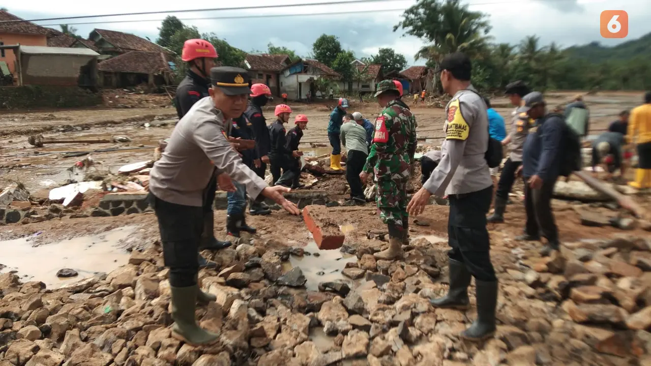 Tim gabungan saat melakukan penanganan pasca banjir di Kabupaten Sukabumi (Liputan6.com/Istimewa)