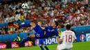 Striker Kroasia, Marko Pjaca, melakukan tendangan salto ke arah gawang Spanyol pada laga Grup D Piala Eropa 2016 di Stade Mahmut-Atlantique, Bordeaux, Rabu (22/6/2016) dini hari WIB. (AFP/Pierre-Philippe Marcou)