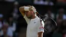 Petenis unggulan kelima asal Swis, Stan Wawrinka angkat kaki dari ajang Wimbledon 2017 setelah kalah dari petenis Rusia, Daniil Medvedev di  Wimbledon Tennis Championships 2017, London, (3/7/2017). Stan kalah 4-6, 6-3, 4-6, 1-6. (AP/Kirsty Wigglesworth)