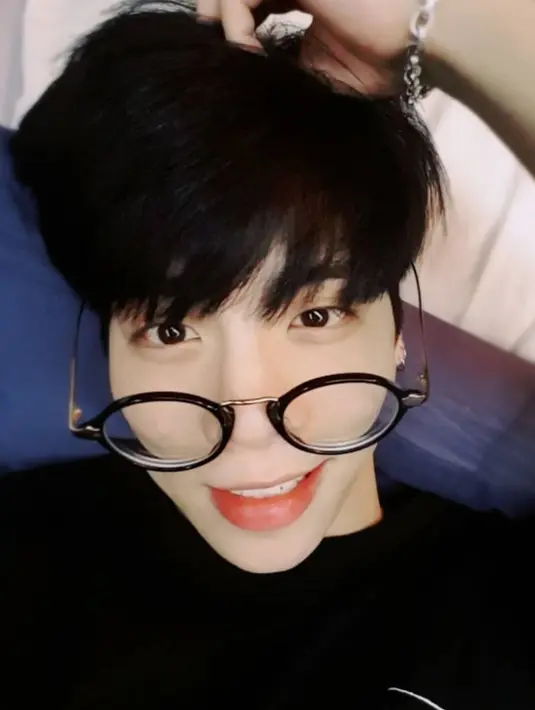 Saat ditemukan, salah satu personel SHINee ini pun langsung dibawa ke rumah sakit. Akan tetapi nyawanya tidak tertolong. (foto: instagram.com/jonghyun.948)