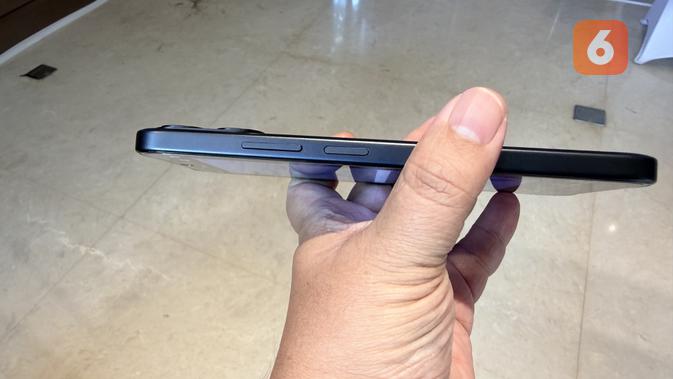 Tombol power/lock dan volume di sisi kanan bodi Vivo Y31d Pro. (Liputan6.com/ Yuslianson)