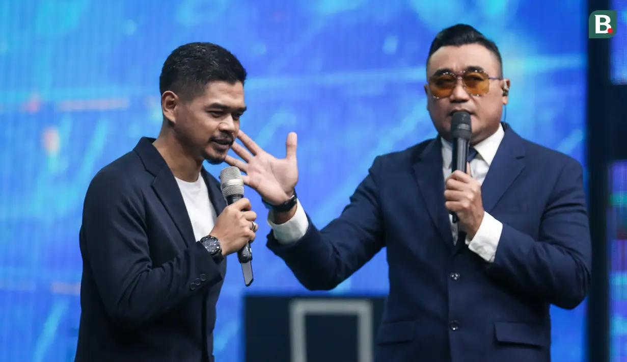 <p>Mantan pemain Persija Jakarta, Bambang Pamungkas (kiri) ikut menjadi host untuk memandu acara Konser Gila Bola 2022 bersama Irfan Hakim, Gilang Dirga, Rendra Soedjono, dan Edwin Setyadinata yang berlangsung di Studio 5 Indosiar, Daan Mogot, Jakarta, Kamis (17/11/2022). (Bola.com/Bagaskara Lazuardi)</p>