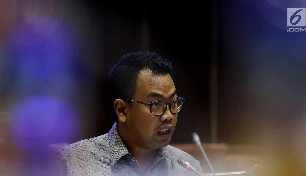 Kepala Kebijakan Publik Facebook Indonesia, Ruben Hattari memberi penjelasan saat Rapat Dengar Pendapat dengan Komisi I DPR di Jakarta, Selasa (17/4). Dalam rapat tersebut Facebook membantah adanya kebocoran data penggunanya. (Liputan6.com/Johan Tallo)