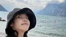 Dengan busana kasual, IU juga menikmati pemandangan tepi laut.  [Foto: Instagram/ dlwlrma]