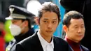 Penyanyi Korea Selatan, Jung Joon Young tiba untuk menjalani pemeriksaan di Kantor Polisi Metro Seoul, Kamis (14/3). Jung Joon Young dituduh melakukan rekaman  secara ilegal dan membagikannya di media sosial. (REUTERS/Kim Hong-Ji)