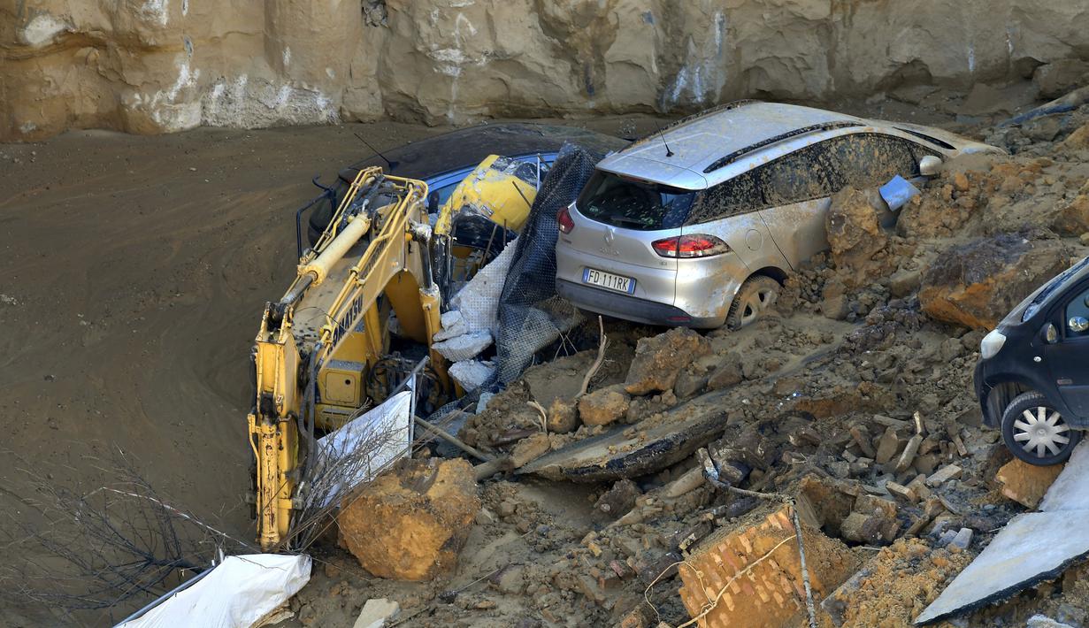 FOTO Ngeri Mobil dan Alat  Berat  Terperosok ke Jalanan 