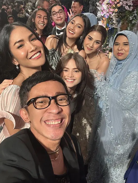 <p>Aming juga terlihat keren saat hadir di acara pernikahan Adinda Thomas dan Raka Akmal. Ia terlihat mengenakan jas hitam yang dipadu dengan aksesoris kalung. [Foto: Instagram/amingisback]</p>