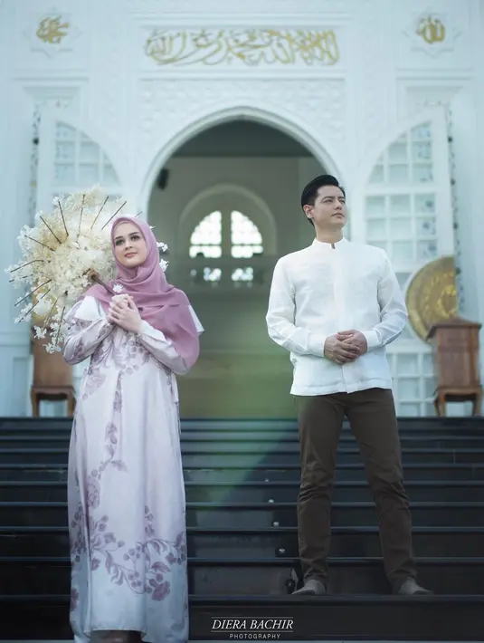 Tentu hal yang menyenangkan bagi Cut Meyriska dan Roger Danuarta bisa melalui bulan Ramadhan tahun 2020 ini bersama. Meskipun suasana terasa berbeda karena adanya pandemi covid-19 ini. (Instagram/cutratumeyriska)