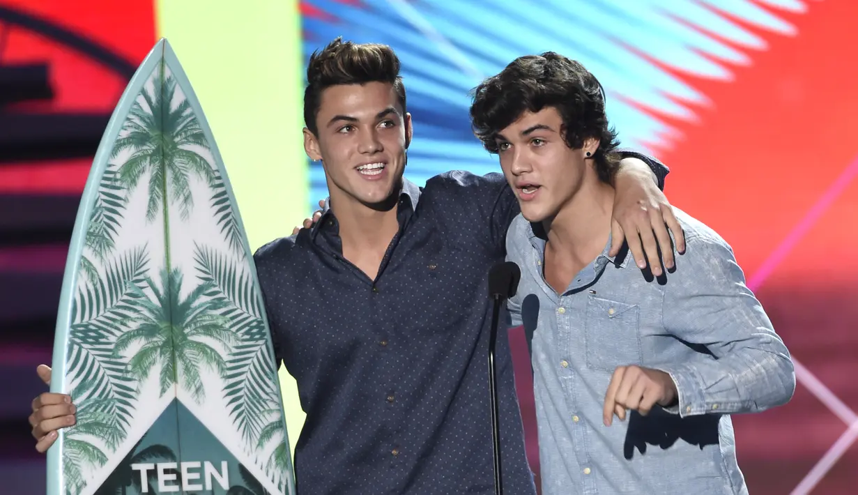 Si Kembar Dolan, Grayson Dolan dan Ethan Dolan meraih penghargaan untuk bintang pilihan web, Choice YouTuber. (Foto: Chris Pizzello/AP/Bintang.com)