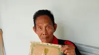 Mbah Sarno Menunjukan sertifikat tentara berpangkat Kopral Dua yang belum mendapat dana Pensiun