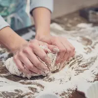 Membuat adonan./Copyright unsplash.com/@themephotos