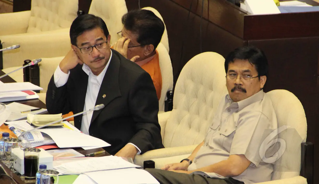 Menteri Agraria dan Tata Ruang Ferry Mursyidan Baldan (tengah) saat mengikuti rapat kerja dengan Komisi II di Kompleks Parlemen, Jakarta, Kamis (16/4/2015). Raker tersebut membahas tentang pelaksanaan dana desa. (Liputan6.com/Helmi Afandi)