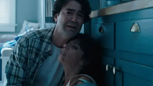 Adegan haru Ron Livingston dan Maribel Verdú sebagai ayah dan ibu The Flash.