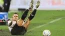 Hal ini dapat dilihat dari percikan lumpur hitam usai Diogo Dalot berebut bola dengan pemain Aston Villa. (AFP/Trevor Collens)