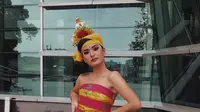 Tampil dengan baju adat khas Bali, pemeran utama film Yuni ini tampil memesona dan bikin pangling. Meski masih menjadi pendatang baru, namun prestasi yang telah diraihnya begitu luar biasa. Bahkan, Arawinda sempat digadang-gadang akan menjadi aktris sukses.  (Liputan6.com/IG/@arawindak)