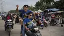 Sejumlah pendukung Persib, Bobotoh, bernyanyi saat tiba di Stadion GBLA Bandung, Jawa Barat, Sabtu (22/7/2017). Bobotoh bersiap menyaksikan laga Liga 1 melawan Persija. (Bola.com/Vitalis Yogi Trisna)