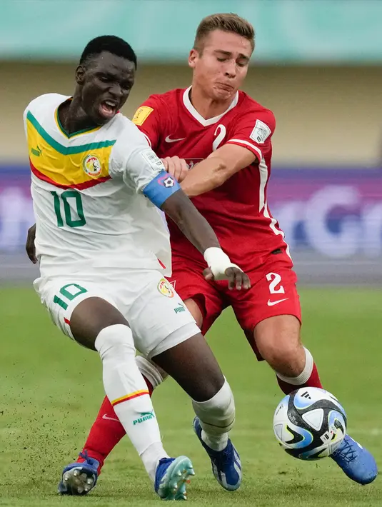 Permainan terbuka dan saling serang diperagakan para pemain Senegal dan Polandia sejak awal pertandingan. (AP Photo/Achmad Ibrahim)