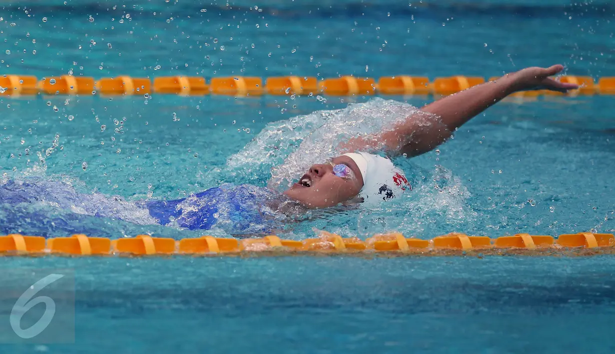 Perenang Jawa Barat, Yessy V Yosaputra saat berlomba di kelas 200m gaya punggung putri di Gelanggang Renang FPOK UPI, Bandung, Senin (19/9/2016). Yessy berhasil meraih emas dengan catatan waktu 2 menit 20,70 dtk. (Liputan6.com/Helmi Fithriansyah)