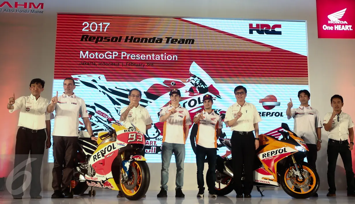 PT Astra Honda Motor (AHM) memperkenalkan All New Honda CBR250RR Repsol Edition, di Jakarta, Jumat (3/2). Peluncuran juga dilakukan langsung oleh duo pebalap andalan tim MotoGP Repsol Honda, Marc Marquez dan Dani Pedrosa. (Liputan6.com/Faizal Fanani)