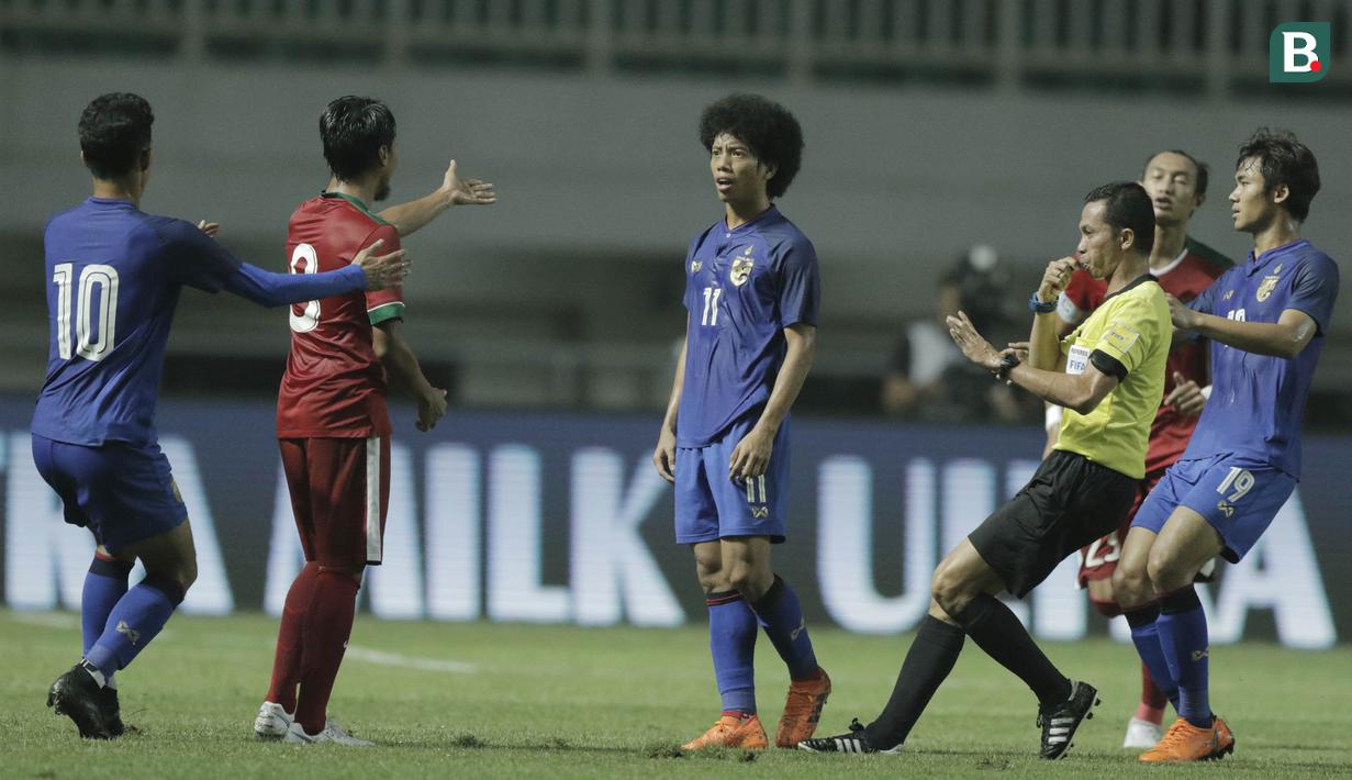 Gelandang Indonesia, Muhammad Hargianto, bersitegang dengan pemain Thailand, Tanasith Siripala, pada laga persahabatan di Stadion Pakansari, Bogor, (03/6/2018). Indonesia bermain imbang 0-0 dengan Thailand. (Bola.com/M Iqbal Ichsan)