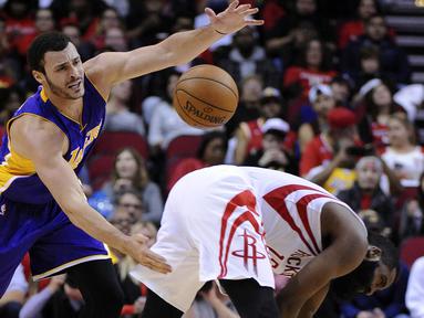 Pemain Los Angeles Lakers, Larry Nance, Jr. (kiri) berusaha menjangkau bola saat berhadapan dengan pemain Houston Rockets, James Harden (kanan) pada laga NBA di Toyota Center, Houston, (08/12/2016).  (AP/George Bridges)