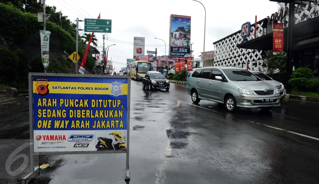 Plang penutup lajur terpasang sebelum perempatan Gadog, Bogor, Senin (8/2/2016). Untuk mencegah kemacetan pasca libur panjang Tahun Baru Imlek 2016, Polres Bogor menerapkan sistem buka tutup di jalur menuju puncak. (Liputan6.com/Helmi Fithriansyah)