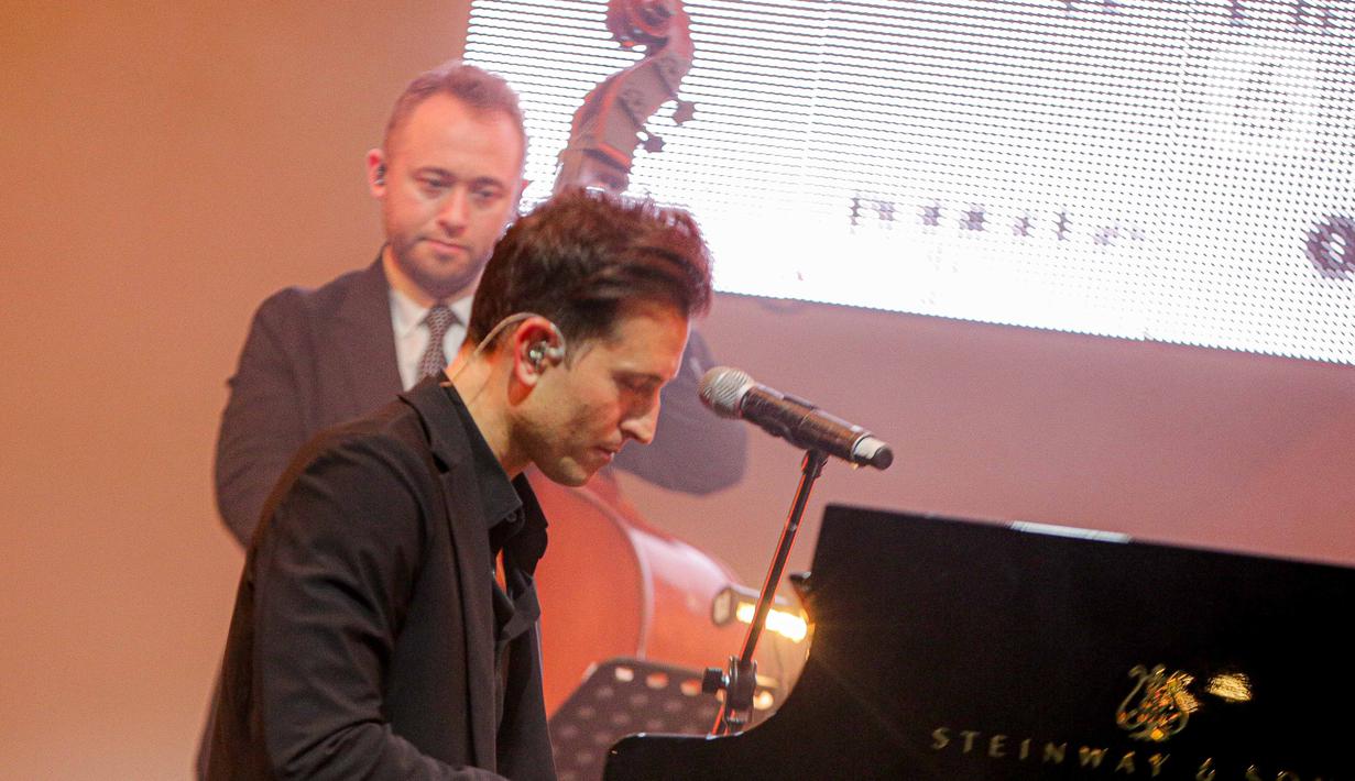 Tampil dengan setelan kemeja hitam,  suara Cincotti yang mirip dengan Frank Sinatra juga semakin merasuki tubuh saat dia menyanyi dengan penuh semangat. (Liputan6.com/Faizal Fanani)