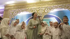 Krisdayanti terlihat begitu ceria saat berada di tengah-tengah anak yatim pada acara buka puasa bersama. Krisdayanti menghibur mereka dengan suara merdunya. Hal itu membuat anak-anak tersebut bahagia dilihat dari mimik wajah yang sedang tersenyum (KapanLagi.com/Nurwahyunan)