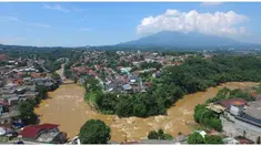 Meski tidak ada korban jiwa, longsor yang terjadi di kawasan Batu Tulis, Bogor membuat rusak beberapa rumah warga. 