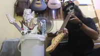 Pemilik showroom dan bengkel Gitar "music666", Ridwan dan Rudi mendemonstrasikan gitar yang akan dijual secara daring di Ciledug, Tangerang, Rabu (22/7/2020). Pemerintah menargetkan 10 juta usaha mikro kecil menengah (UMKM) pada tahun ini terhubung dengan platform digital (Liputan6.com/Angga Yuniar)