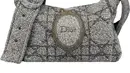 Selaras dengan tampilan nyamannya, Mingyu jinjing Dior Médaillon Knit Messenger Bag abu-abu [Dior]