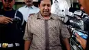 Mantan anggota DPR RI Hilman Indra dikawal petugas sesaat menuju mobil tahanan di Gedung KPK, Jakarta. (Antara)