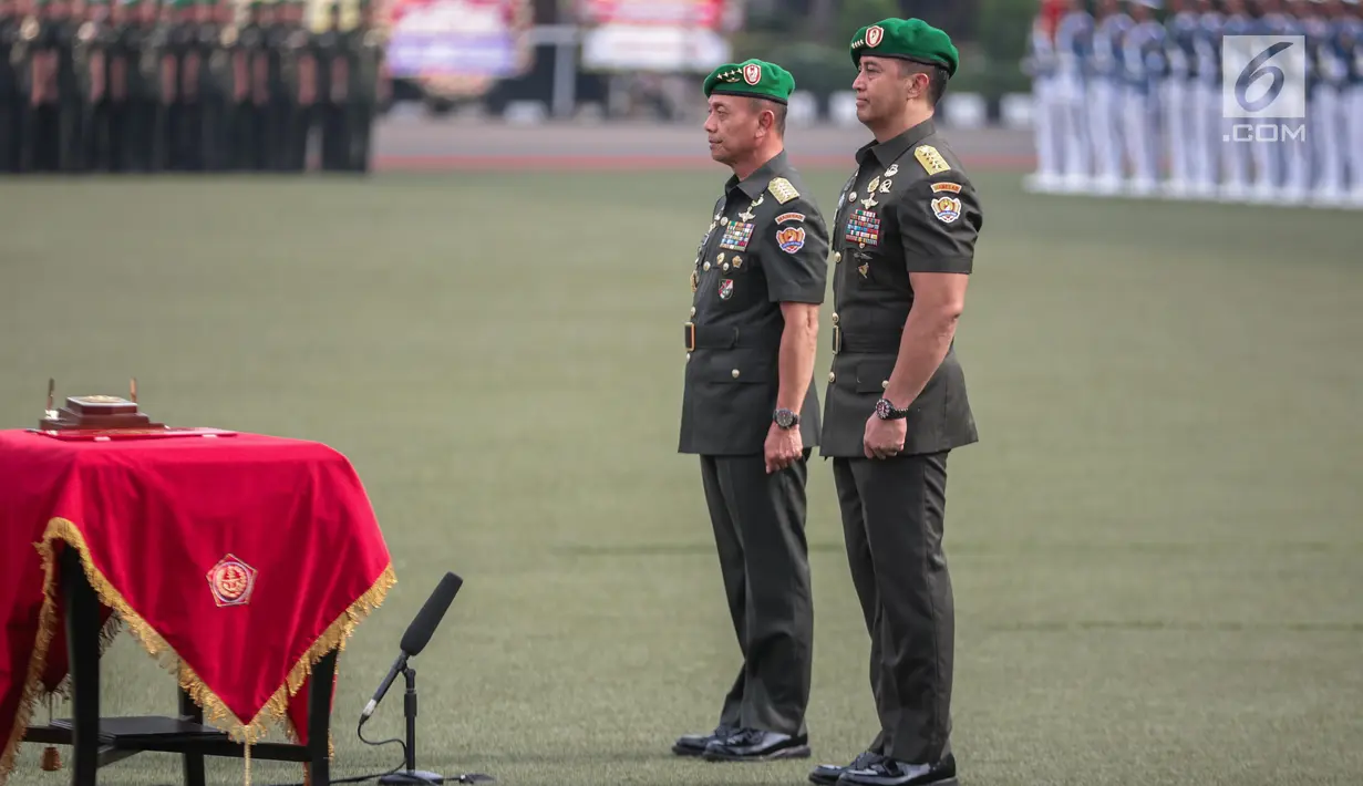 Jenderal Mulyono (kiri) dan Jenderal Andika Pekasa mengikuti upacara serah terima jabatan KSAD di Mabes TNI AD, Jakarta, Kamis (29/11). Sertijab KSAD yang baru dipimpin langsung oleh Panglima TNI Marsekal Hadi Tjahjanto. (Liputan6.com/Faizal Fanani)